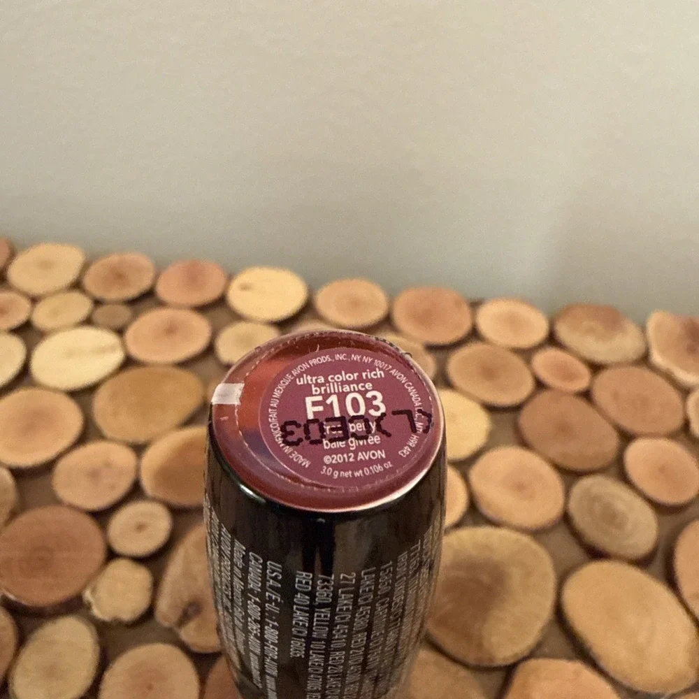 AVON Ultra color Rich BRILLIANCE Lipstick lip color‎ Frost Berry F103 SEALED
